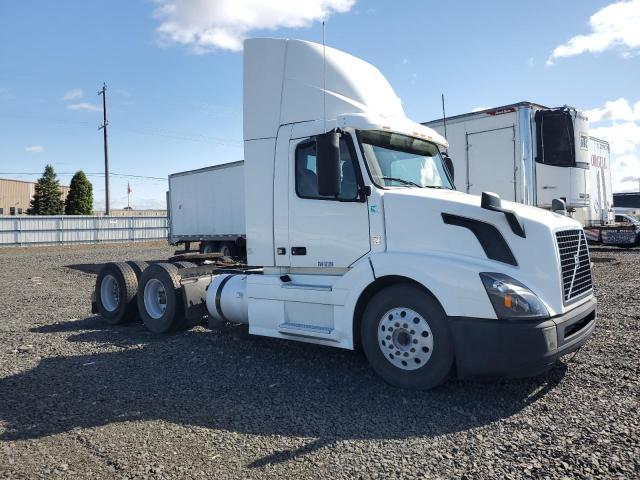  Salvage Volvo Vnl