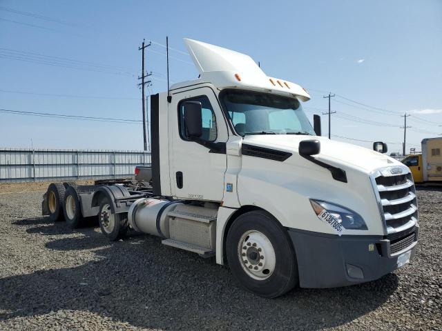  Salvage Freightliner Cascadia 1