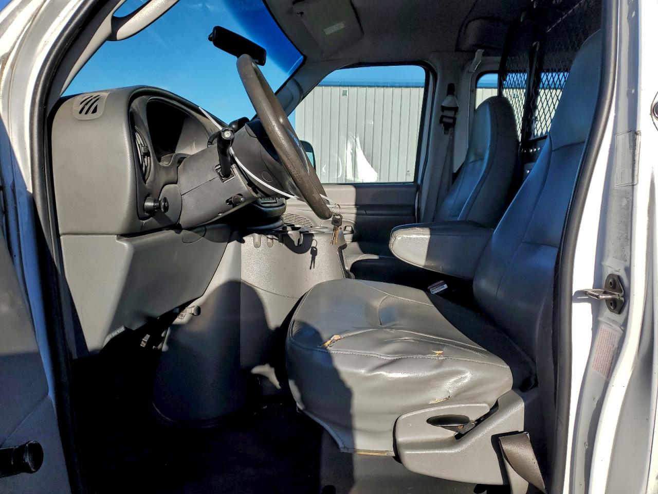 Ford Econoline E250 Van Image 2