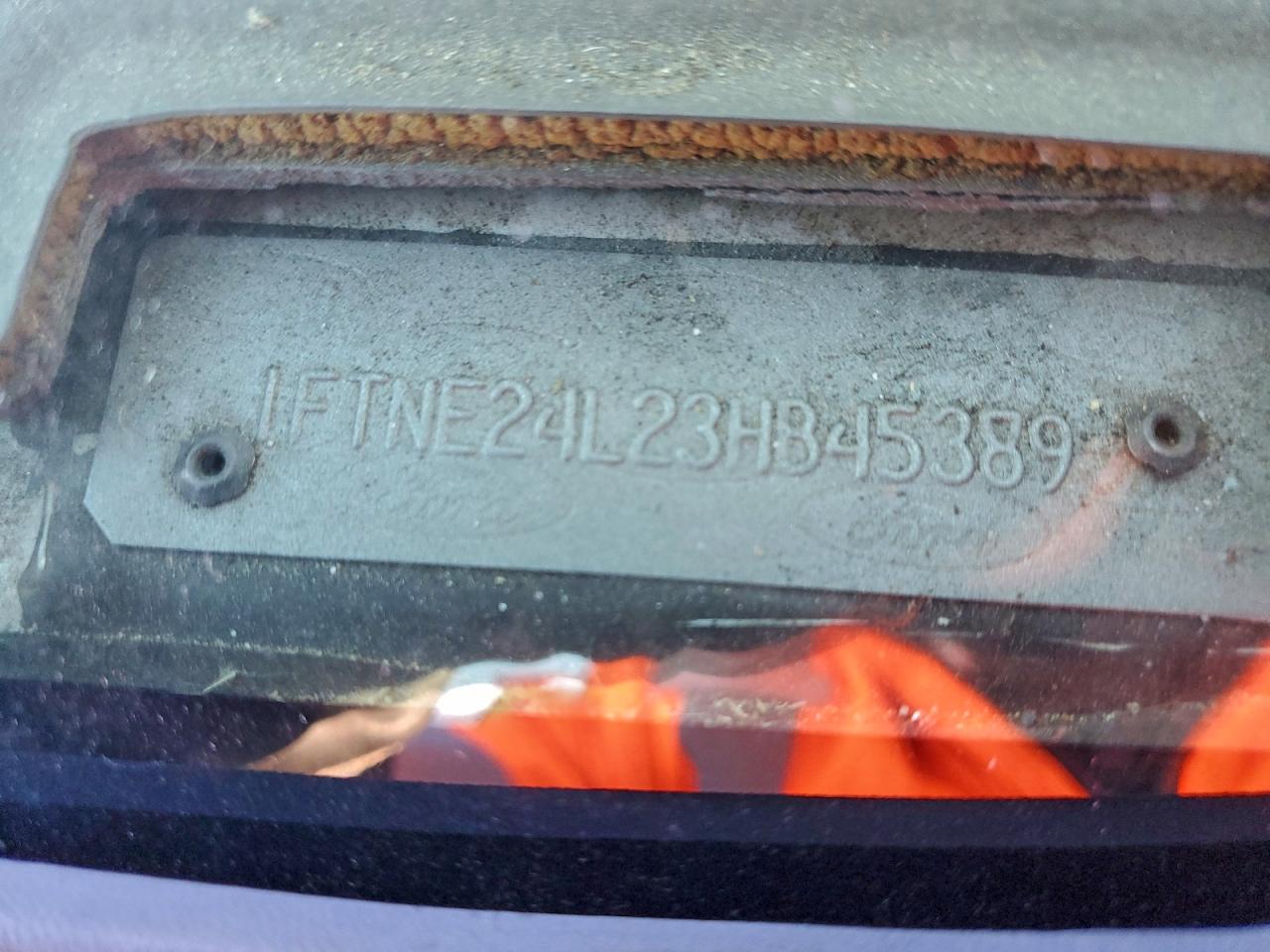 Ford Econoline E250 Van Image 3